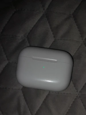 Apple AirPods Pro med laddningsetui - Säljer ett par Apple AirPods Pro med vitt laddningsetui allt funkar. Säljer pga av jag använder dem aldrig har bara använt dem 3-4 gånger Pris kan diskuteras 