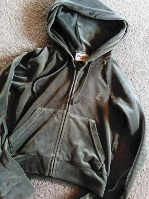 Grön velour hoodie från Juicy Couture - Oanvänd och inga defekter finns. Storlek xxs men passar xs och s