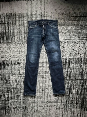 Dsquared2 Jeans - DSQUARED2 Jeans| | Storlek: 50 IT (34-35 EU)  | Skick: 9,75/10| Medföljer: inget| Frågor eller funderingar tveka inte på att höra av dig!