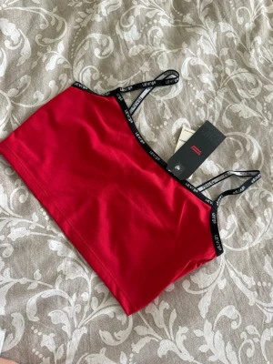 New crop top from Levi’s  - Size Xs, new