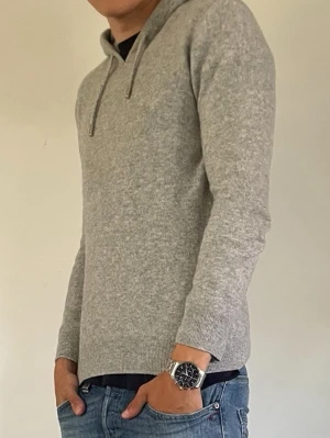 Kashmirtröja  - Säljer en riktigt snygg kashmirtröja storlek S i mycket bra skick.                                                        Nypris:1299kr                                                              Mitt pris: 399kr.                                                               om ni några funderingar är det bara att fråga om dom!