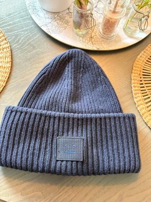 Acne mössa  - Mycket fin och knappt använd mössa från Acne Studios   Stl ONE Size/ 56Cm  Marinblå   Köpt på acne studio