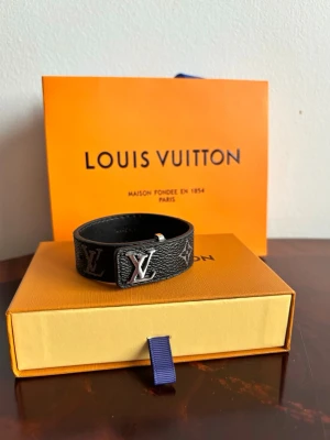 Lyxigt Svart Armband  - Säljer ett stilrent svart läderarmband i mycket fint skick. Allt som syns på bilden ingår. Skickas säkert och smidigt i fraktpåse. Hör gärna av dig vid frågor eller om du är intresserad. Pris kan diskuteras 🙂🤝