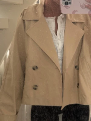 Kort beige trenchcoat  - Jättefin trenchcoat som nästan aldrig är använd! 