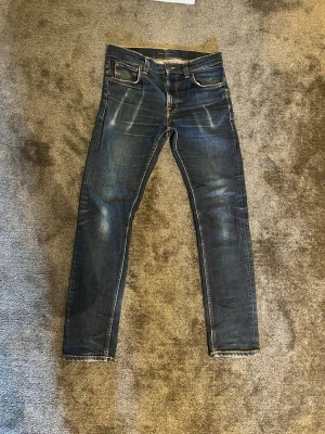 Mörkblå jeans från Nudie Jeans - Snygga mörkblå jeans från Nudie Jeans i modellen Lean Dean - mycket bra skick endast ett litet lagat hål i fickan - storlek 32/32, passar 31/32 - pris 899
