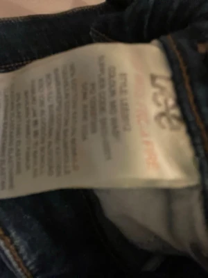 Mörkblå jeans från Lee - Snygga mörkblå jeans från Lee med klassisk femficksdesign och raka ben. Jeansen har en lätt tvättad look och är tillverkade i bomull med en skön passform. Perfekta för en avslappnad och trendig stil.