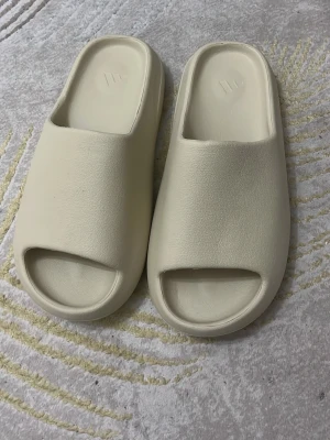 Snygga yeazy slide tofflor - Sköna yeazy slide tofflor, perfekta för sommarn och dem är oanvända, kontatka vid frågor.