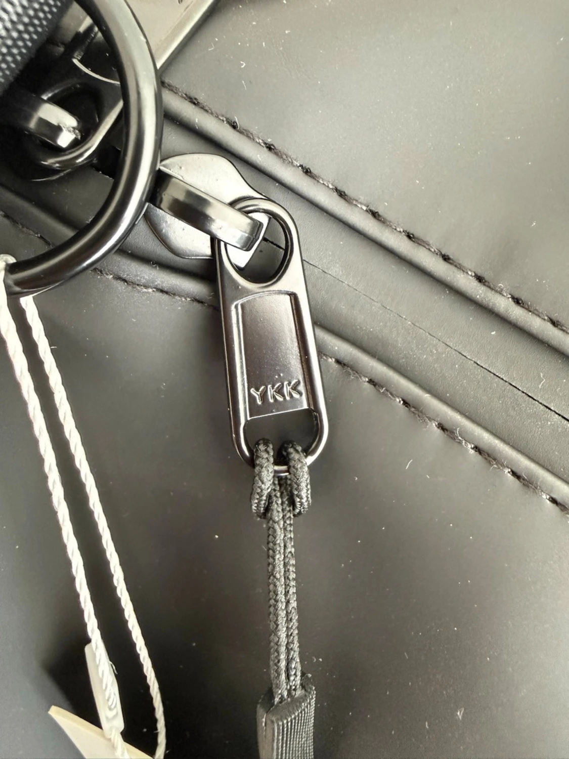 Svart duffelbag från Essentials - 3