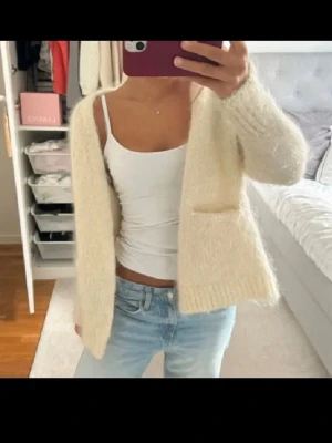 Ljusgul mohair kofta  - Säljer denna söta ljusgula kofta i mohair från hm🥰storlek M men känns mer som S