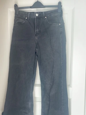 Svarta raka jeans med hög midja - Snygga svarta jeans med raka ben och hög midja. Klassisk femficksmodell med knapp och dragkedja framtill. Jeansen har en tvättad look och är tillverkade i denim. Perfekta för en avslappnad och trendig stil. Devided från hm. 