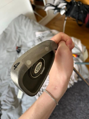 Callaway Golf järnklubba 4 - Säljer en Callaway Golf järnklubba nummer 4. Klubban är i metall med svart och silverfärgad design och har ett grepp i svart gummi. Perfekt för dig som vill komplettera golfsetet med en kvalitetsklubba.