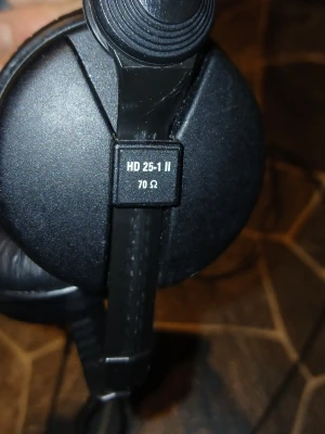 Sennheiser HD 25-1 II hörlurar - Säljer ett par svarta Sennheiser HD 25-1 II hörlurar med 70 ohm impedans. De har en robust och lätt design med dubbla huvudband och stängda kåpor. Perfekta för dig som vill ha riktigt bra ljud och komfort under längre lyssningssessioner. Det enda som finns som. Inte skadar mig är"HD 25-1ll 70" de jar aldrig skadat mig . Och alla kuddar äre fins på dom bra ljud 