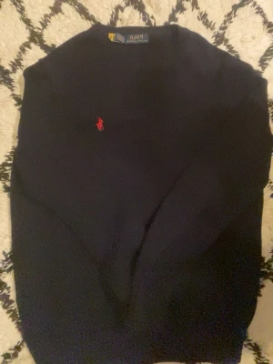 Ralph Lauren - Tja! Säljer nu min Ralph lauren på grund av att den blev stor i tvätten… det är storlek S och jag har XS och den är använd runt 5 gånger. Den är äkta, köpt på Johnells när jag fyllde år. Nypris är 2400kr men säljer den för 1400kr
