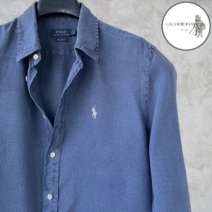 Ralph Lauren linne skjorta blå storlek S/M - Polo Ralph Lauren skjorta i tvättad blå nyans, strl S (kan passa M). Tillverkad av 100 % linne, ett extremt slitstarkt material som andas, temperaturreglerar och motverkar dålig lukt. Linne blir bara mjukare och snyggare ju mer det tvättas och används passar perfekt för sommaren! Skick 7.5/10 lite urtvättad under armhålor.  Hör av dig för mått!                                                                         ~ Nypris ca 1500–2500 kr | Mitt pris 599 kr. Alla följare får rabatt, så följ! 