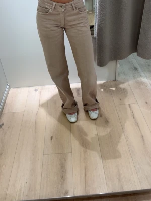 Snygga jeans - Snygga beiga låga jeans stl XXS❣️lite långa för mig som är 161 cm, köpta på deras hemsida, inga fläckar som ny skick! Pris kan diskuteras❣️