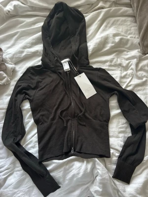 Zara zip kofta  - Brun zip up kofta från Zara, aldrig använd storlek m passar s!