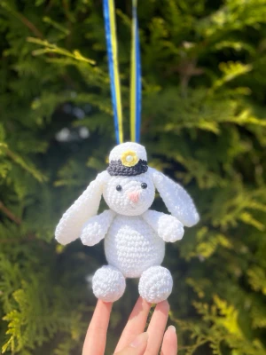 Gullig kanin som studenthänge!🎉 - Söt handvirkad vit kanin med långa öron och studentmössa med broderade detaljer. Kaninen har blågula band och är perfekt att hänga runt halsen. Tillverkad av fint bomullsgarn.