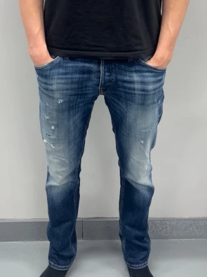 Jack & Jones jeans slim Glenn - Fint skick. Storlek W31 L32 med feta slitningar och lite washed. Modell Slim Glenn