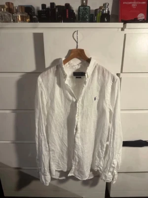 Vit polo skjorta  - Vit polo Ralph lauren skjorta i material Linné. Hör av er vid frågor. 