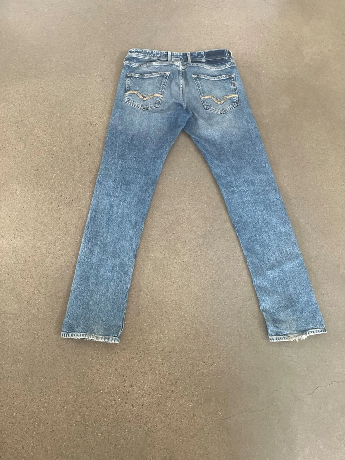 Blå raka jeans med slitningar - 1