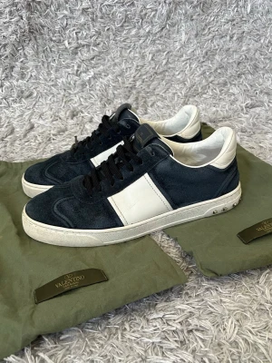 Valentino Flycrews - Säljer ett par skön Valentino Flycrews! | Fint skick på skorna! Finns något tecken på användning som kan ses på bilderna. Saknas en nit. Limmet har släppt lite vid någon söm men stitching är fast! Påverkar inte användningen och inget som syns när man använder de heller! | Storlek 41 kan passa lite större. | Skickar med dustbags och extra snören! | Ställ gärna frågor innan du köper!