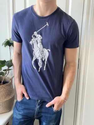 Ralph lauren t-shirt  - Ralph lauren t-shirt, Inga defekter men använd! Modellen i bilderna är 180 cm 75 kg och bär Storlek M , Kom med frågor! 🌟 (Kan gå ned i pris vid köp av paket 😉) 