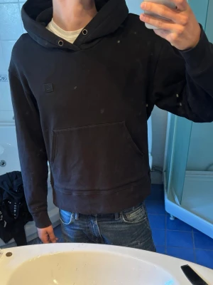 Acne studios hoodie  - Jag säljer nu en riktigt skön hoodie från acne studios | Storlek: M | Skick: 8/10 | Tröjan har ett tjockt och fint material vilket gör den sjukt skön att bära | Skriv till mig för fler frågor och bilder ;)