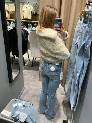 Ljusblå bootcut jeans med broderade fickor - Säljer ett par ljusblå true religon jeans med knapp fickor och jätte bra passform i bak tyvärr lite för mycket enligt min smak💗priset kan diskuteras, vill bara bli av med dem, bilderna är mina har man mer frågor är de bara å kontakta💗aldedes för långa för mig jag är 162
