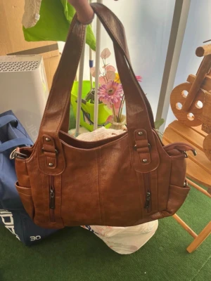 Söt Y2k väska - Väska med gott om utrymme supersöt och fin inför sommaren verkligen vid intresse hör av er 💕☺️🤗