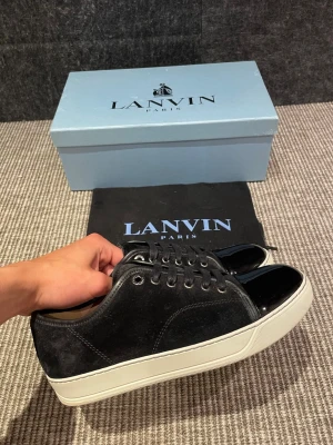 Lanvin skor (nya) - Hej, säljer nu dessa svin snygga lanvin skor. Skorna är i nytt skick!  Testade en gång. Saknar innersula. Begränsat antal boxar och dustbag. Hör av dig vid frågor. 