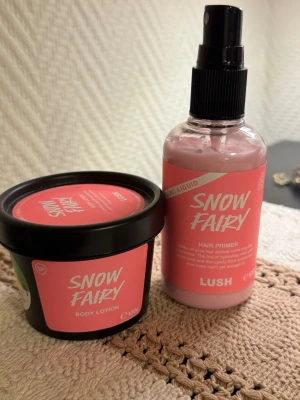 Lush Snow Fairy body lotion & hair primer - Säljer ett set med Lush Snow Fairy body lotion och hair primer. Båda har en söt rosa färg och kommer i svarta plastförpackningar med rosa etiketter. Perfekt för dig som älskar doftande och återfuktande produkter till både kropp och hår. Se bild för mängd. Båda har ej gått ur datum✨