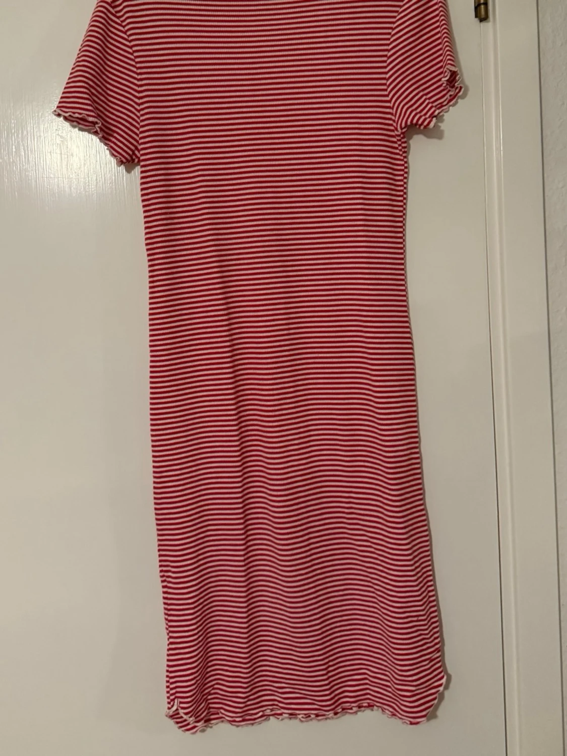 Randig röd och vit klänning BikBok - 2