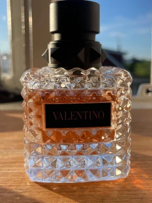 Valentino parfym 50 ml - Valentino parfym som är lite använd men ändå mycket kvar 💖