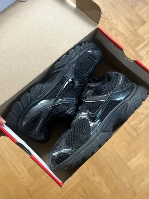 Nike V5 RNR - Storlek 43, använda ett fåtal gånger och fortfarande i fint skick med minimala användningsspår på sulan som visat. Originalskosnören medföljer.   Nypris 999 kr — passa på! Pris kan diskuteras!  📦 Skickas utan originalbox, men packas säkert ✅ Originalskosnören medföljer 📏 Storlek: EU 43 ⬛️ Colorway: Svart/Anthracite/Svart