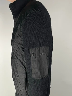 J.Lindeberg cardigan - Säljer en riktigt snygg och trendig J.Lindeberg cardigan i fint skick, storlek L, vid frågor är det bara att skriva //Gramenti