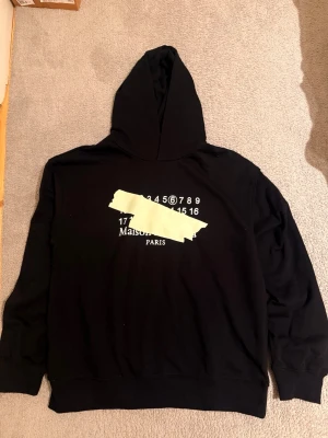 Svart hoodie Maison Margiela  - Helt ny | M fits L | Pris 799 |