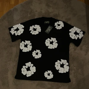 Denim tears tee - Denim tears T-shirt – Storlek L✅  – tag kvar, men kvitto saknas 🧼 Helt oanvänd – inga märken, fläckar eller skador 📦 packeteras fint   ⚠️ Säljes p.g.a. fel storlek 📍 Möts upp i Göteborg eller skickas spårbart  Skicka ett meddelande om du är intresserad eller har frågor!