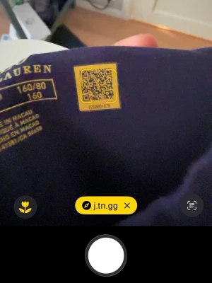 Mörkblå t-shirt från Polo Ralph Lauren - Snygg mörkblå t-shirt från Polo Ralph Lauren med klassisk röd broderad logga på bröstet. T-shirten har rund halsringning och är tillverkad i mjuk bomull. Perfekt för en stilren och avslappnad look.