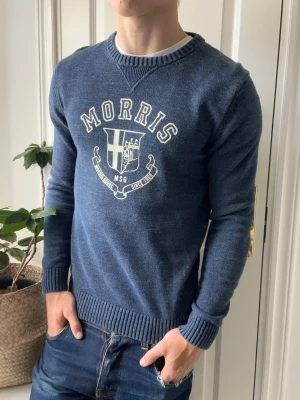 Morris tröja stickad  - Morris tröja stickad, clean. Inga defekter! Modellen i bilderna är 180 cm 75 kg och bär Storlek m , Kom med frågor! 🌟 (Kan gå ned i pris vid köp av paket 😉) 