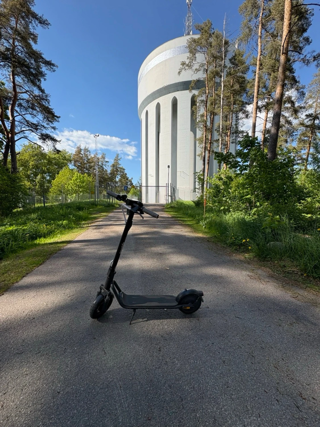 Svart elscooter med breda däck
