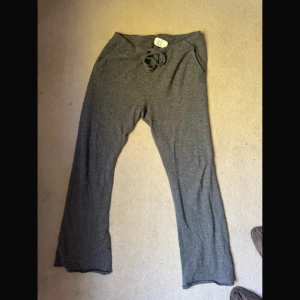 Soft goat byxor - Superbekväma grå loungewear-byxor med dragsko i midjan. Byxorna har raka ben och är tillverkade i ett mjukt och stretchigt material som passar perfekt för hemmamys eller chill dagar. Enkla att matcha med en hoodie eller t-shirt.