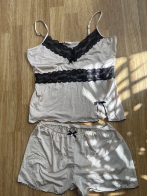 Pyjamas set silke  - Säljer detta jätteefina silkes pyjamas settet i storlek M men skulle säga att det passar en S med! Köpte det vintage och endast testat det en gång!😊