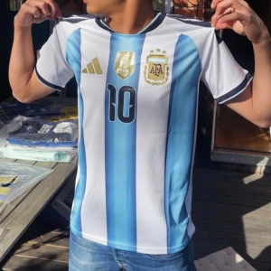 Argentina hemmatröja VM 2026 - Messi 10 - Regerande mästarna Argentinas nya hemmatröja för VM 2026 med Messi på ryggen🇦🇷🩵🤍 Helt ny✅