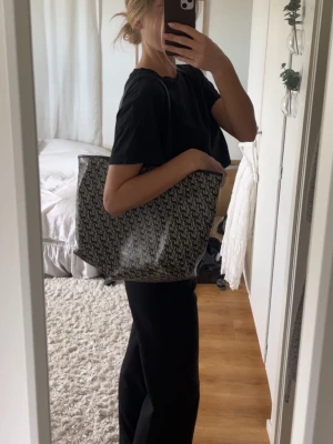 Svartvit handväska - Stilren shoppingväska i svart och vitt från Ralph lauren 🙌🏼nypris 1800kr