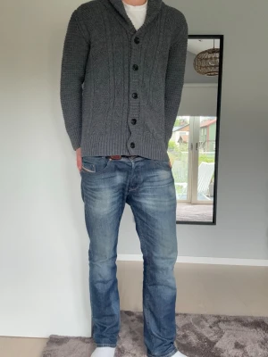 Cardigan  - Riktigt snygg grå cardigan. Storleken är M. Tveka inte på att höra av dig vid eventuella frågor och funderingar!😊✌️
