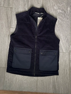 Mörkblå väst - Helt ny mörkblå väst från: KnowledgeCottonApparel                                                              ‍‍       ‍                                                                                     Priset är förhandlingsbart 