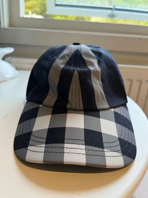 Burberry Keps - Skön unik Burberry keps. Klassisk böjd skärm och justerbar passform. Självklart äkta bra kvalitet. Pris kan diskuteras vid snabb affär!