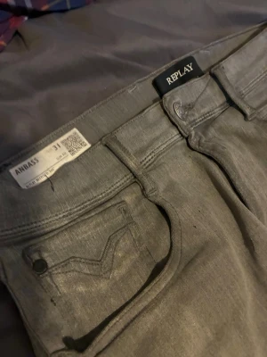 Gråa jeans från Replay - Ett par feta replayjeans i stretchigt material som gör dom riktigt sköna att använda. Nypris runt 2000 kronor, byxorna är sparsamt använda. Dock finns det en defekt på byxorna som sitter vid gylfen som är en oljemålningsfläck. Fläcken är endast synlig när man sitter ner. Priset är inte hugget i sten och kan bli billigare vid snabb affer ☺️