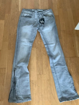Grå flare jeans med dragkedja - Snygga grå flare jeans/slim fit från Rebels mind, nyskick med tags 