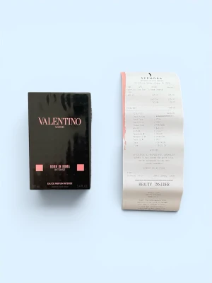Valentino uomo intense - 🖤✨ Valentino Uomo Born In Roma Intense Eau de Parfum 100ml ✨🖤  Säljer en exklusiv och intensiv herrparfym från Valentino 🔥 🧾 Kvitto från Sephora medföljer  En elegant, sensuell och långvarig doft – perfekt för både vardag och kväll 🌟  💬 Hör av dig vid intresse eller frågor!